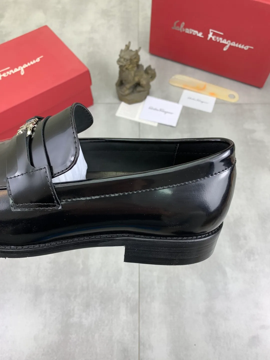 Men's Men's Shoes 💰P480💰[New Style] Water-dyed Niuli 🆘[Salvatore Ferragamo] Ferragamo's latest casual business leather shoes for men! Available at counters simultaneously! The fabric is made of specially imported original calfskin, and the interior is made of imported water-dyed cowhide. It is absolutely luxurious and leads the fashion trend. Matching code: 39-44, black optional